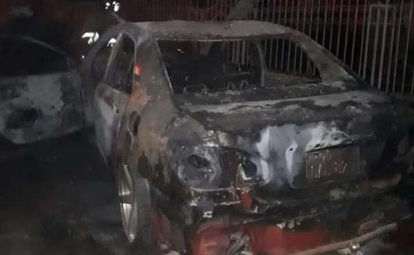 Vehículo termina incinerado tras chocar contra poste de la ANDE - Noticiero Paraguay