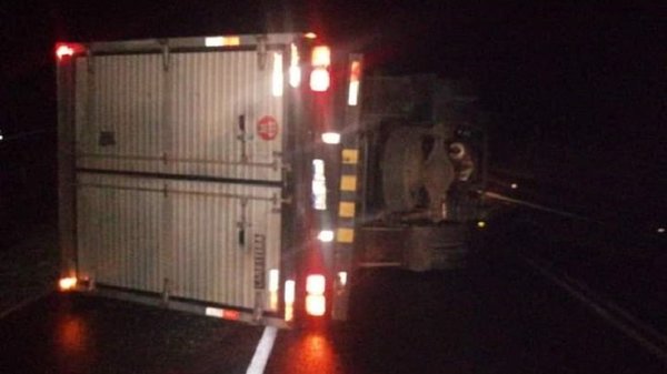 Vendaval tumba columnas de la ANDE y vehículos en movimiento en San Pedro | Noticias Paraguay