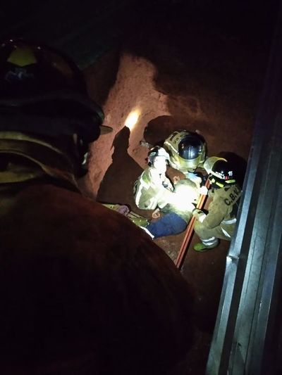 Ñemby: bomberos rescatan a hombre que cayó en pozo - Nacionales - ABC Color