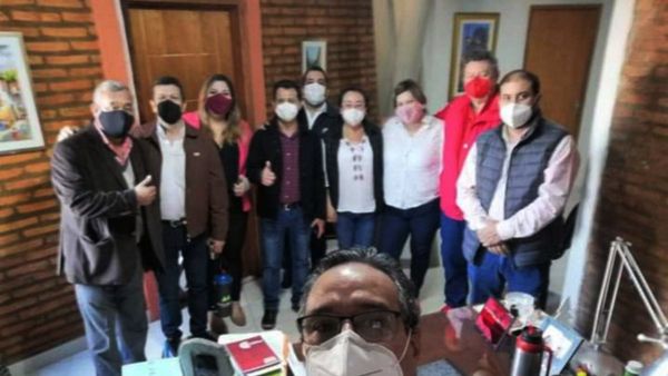 Leales a Hugo Javier evitan sesiones y se hacen selfie con él