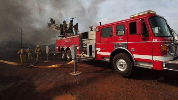Fábrica totalmente consumida por incendio