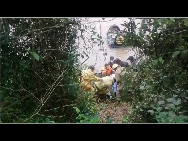 UN MUERTO Y DOS MENORES HERIDAS TRAS CAÍDA DE AUTOMÓVIL AL A° CAPIIBARY