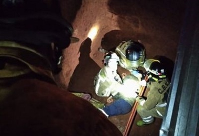 Bomberos rescatan a un hombre que cayó en un pozo