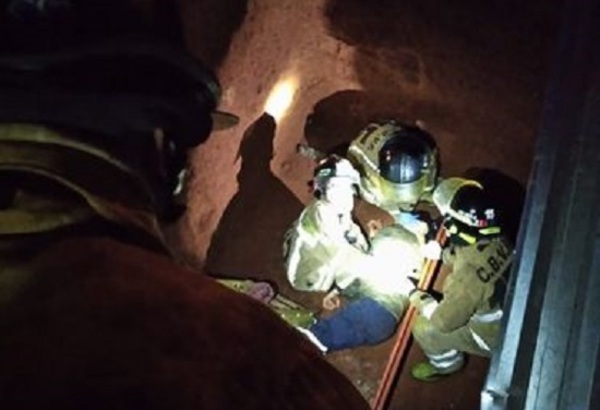 Bomberos rescatan a un hombre que cayó en un pozo