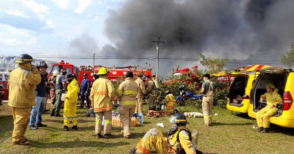 La Nación / Tras incendio en fábrica de Ciudad del Este, el MIC se puso a disposición de los afectados