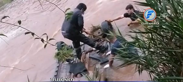 Auto cae a un arroyo y ocasiona la muerte de una persona | Noticias Paraguay