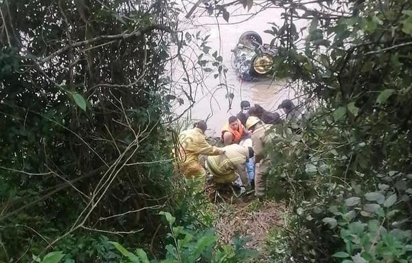 Conductor de Uber muere al caer a arroyo: dos pasajeras salieron con vida