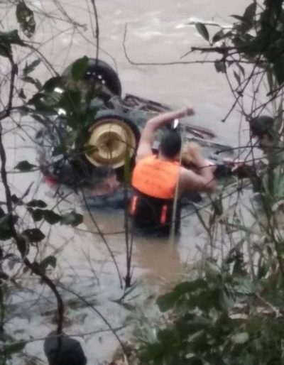 Conductor de Uber pierde control de auto, cae a arroyo y muere. Llevaba a 2 mujeres