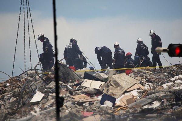 Derrumbe en Miami: Continúan aguardando informaciones sobre los seis paraguayos desaparecidos | Ñanduti