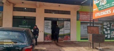 ¡Se llevaron el dinero y un celular! Motochorros asaltan local de carnes en Ciudad del Este