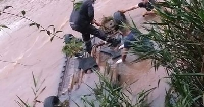 La Nación / Itapúa: vehículo cayó al arroyo Capiibary, se reporta una víctima fatal