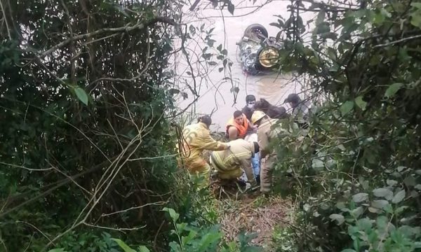 Vehículo cae al agua y deja un muerto en Hohenau