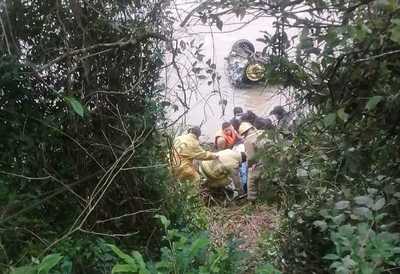 Vehículo cayó a un arroyo en localidad de Hohenau y murió una persona - Megacadena — Últimas Noticias de Paraguay