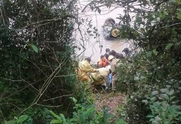 Vehículo cayó a un arroyo en localidad de Hohenau y murió una persona - Megacadena — Últimas Noticias de Paraguay