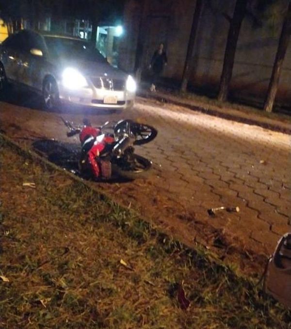 Conductor de camioneta atropelló a dos motociclistas y huyó, uno falleció