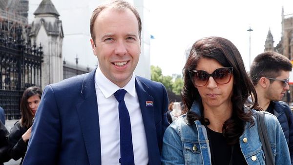 Dimite el secretario de Salud británico tras romper el distanciamiento social al besar a su amante - ADN Digital