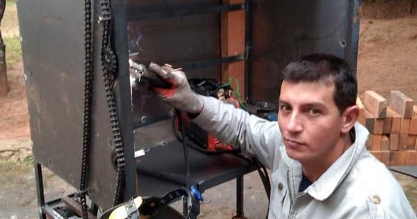 La Nación / Reo mantiene a su familia vendiendo parrillas y portones que aprendió a realizar en la cárcel