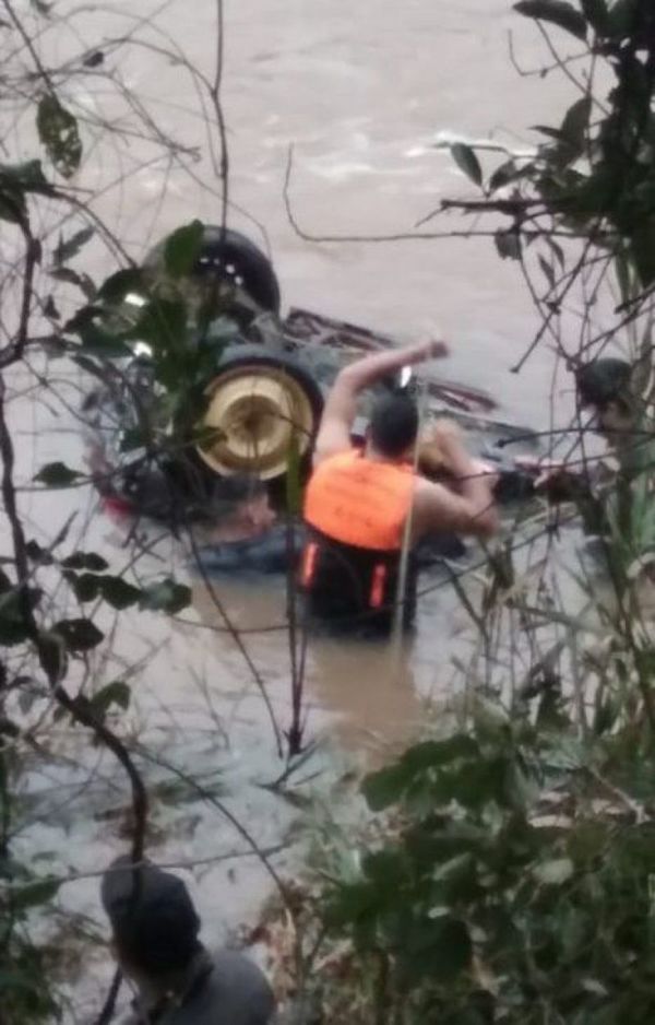 Chofer de Uber pierde la vida tras caer a un arroyo en Itapúa