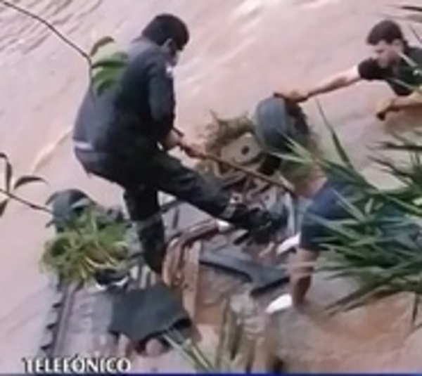Un fallecido tras la caída de un auto a un arroyo - Paraguay.com