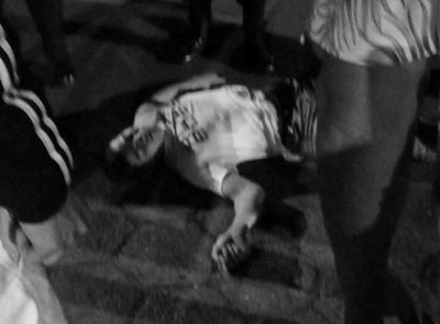 Conductor de camioneta atropelló a dos motociclistas y huyó, uno falleció