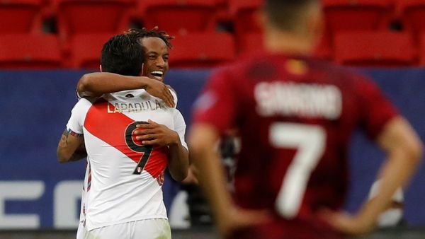 Perú se afianza en la segunda posición y elimina a Venezuela