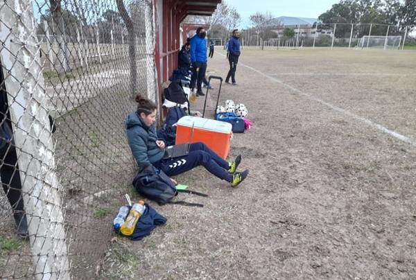 Insólito: Futbolista rinde examen en pleno partido