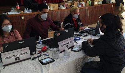 Unos 700 extranjeros se pusieron al día con sus documentos en CDE - La Clave