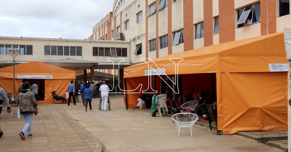 La Nación / Hospital de Clínicas: “Los pacientes están tirados en los pasillos, no hay camas de terapia”