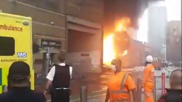 Una gran explosión en una estación de tren de Londres provoca un aparatoso incendio | .::Agencia IP::.