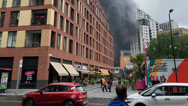 Incendio cerca de estación de ferrocarril en Londres