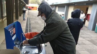 Masiva concurrencia de “cincuentañeros” para vacunarse en San Lorenzo - Nacionales - ABC Color