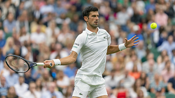 Djokovic no falla en su debut en Wimbledon
