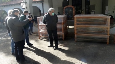 Madereros donan lote de bancos de jardín al INERAM