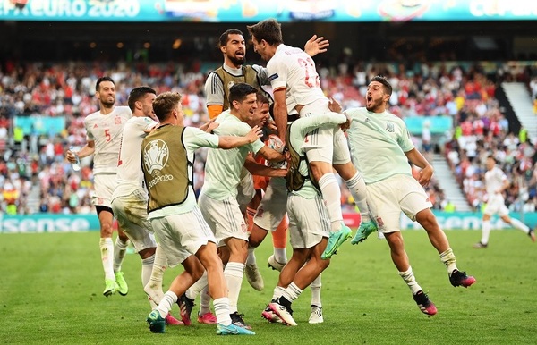 España pasa a cuartos tras vencer a Croacia en un partido de locos