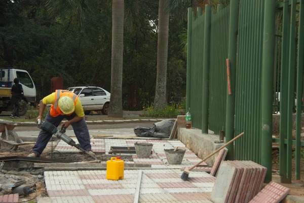 Construyen rampas y veredas inclusivas en la entrada del Jardín Botánico | .::Agencia IP::.