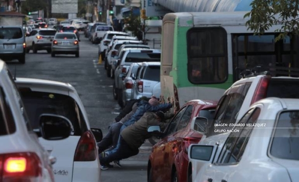 Diario HOY | Pésimo servicio de transporte: unidad se descompone y pasajeros lo empujan