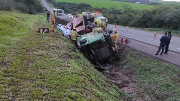 Conductor de un camión pierde la vida tras volcar en Naranjito