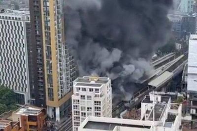 MUNDO | Bomberos reportan fuerte incendio en estación de trenes de Londres