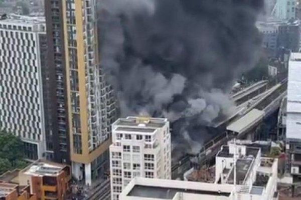 MUNDO | Bomberos reportan fuerte incendio en estación de trenes de Londres