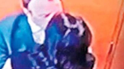 Ministro británico renunció tras ser pillado besándole a su amante en su oficina