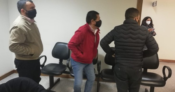 La Nación / Condenan a dos años de cárcel a presuntos caseros del diputado Rivas
