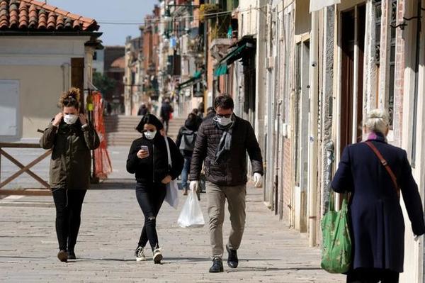 Italia se quita la mascarilla en espacios abiertos