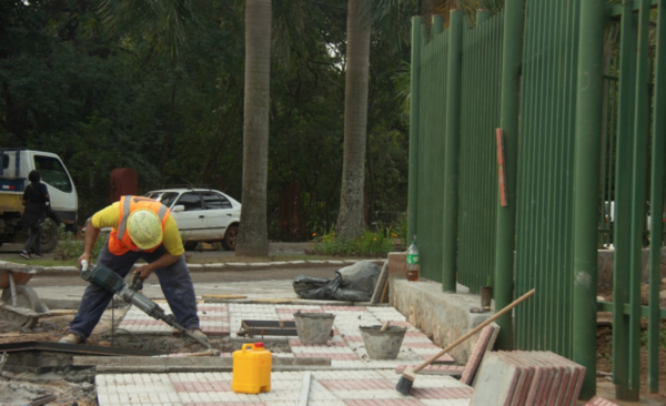 Diario HOY | Mejoran las veredas del Jardín Botánico como parte de las obras del Corredor