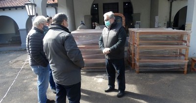 La Nación / Madereros donan lote de bancos de madera al Ineram