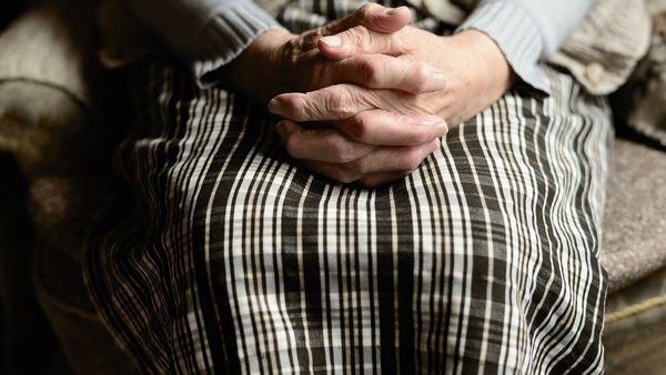 Abriga a un abuelito, invitan a sumarse a campaña de solidaridad
