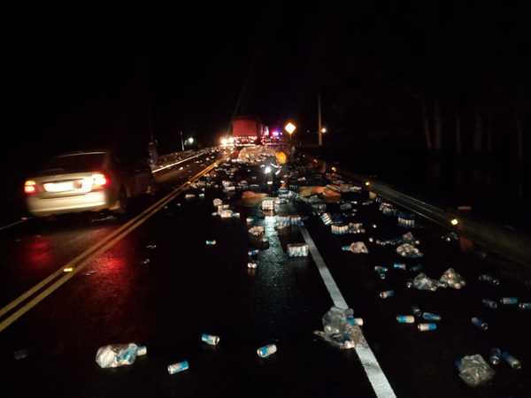 CAMIÓN CERVECERO DESPARRAMÓ LATAS EN EL TRAMO AGUAPEY