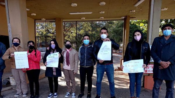 Estudiantes de Letras afectados por cierre de carrera en filial de Caaupé se manifiestan en Asunción