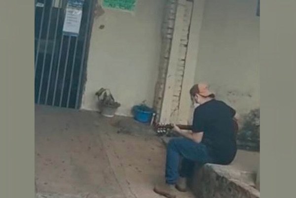 Crónica / Doña sanó gracias a la serenata de su hijo he’i