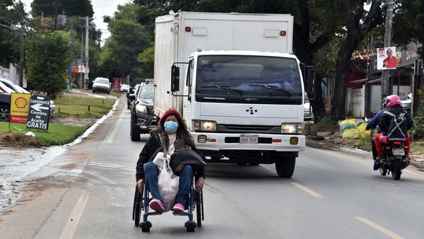 Mujer en silla de ruedas circula por avenida ante falta de vereda inclusiva