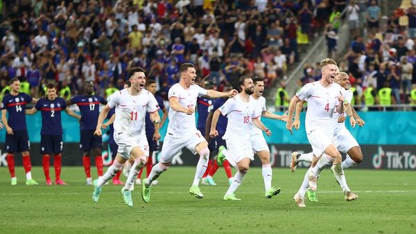 Francia pestañea y se va; y ¡olé España!